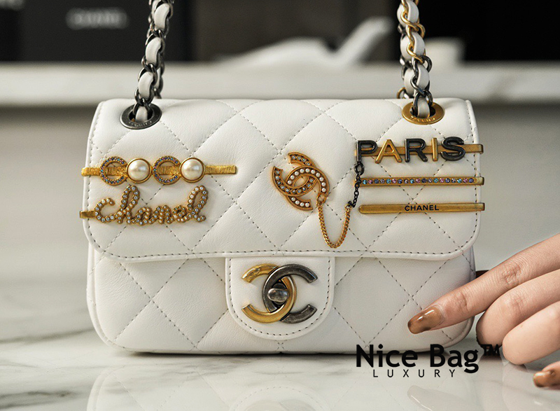 Túi Chanel Mini Flap Bag 2021 White like authentic sử dụng chất liệu da cừu non nguyên bản như chính hãng, sản xuất hoàn toàn bằng thủ công, may tay, cam kết chuẩn 99% so với chính hãng, full box và phụ kiện