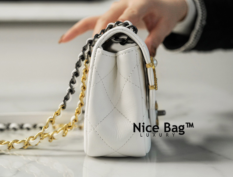 Túi Chanel Mini Flap Bag 2021 White like authentic sử dụng chất liệu da cừu non nguyên bản như chính hãng, sản xuất hoàn toàn bằng thủ công, may tay, cam kết chuẩn 99% so với chính hãng, full box và phụ kiện