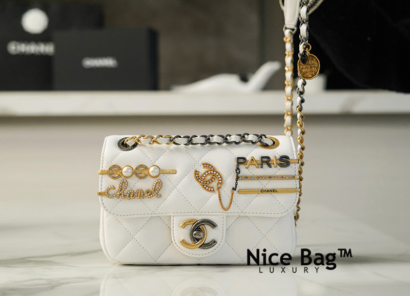 Túi Chanel Mini Flap Bag 2021 White like authentic sử dụng chất liệu da cừu non nguyên bản như chính hãng, sản xuất hoàn toàn bằng thủ công, may tay, cam kết chuẩn 99% so với chính hãng, full box và phụ kiện