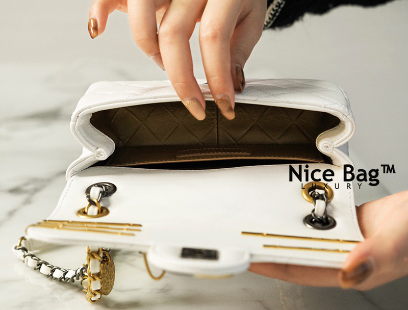 Túi Chanel Mini Flap Bag 2021 White like authentic sử dụng chất liệu da cừu non nguyên bản như chính hãng, sản xuất hoàn toàn bằng thủ công, may tay, cam kết chuẩn 99% so với chính hãng, full box và phụ kiện