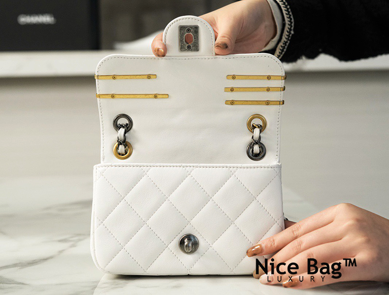 Túi Chanel Mini Flap Bag 2021 White like authentic sử dụng chất liệu da cừu non nguyên bản như chính hãng, sản xuất hoàn toàn bằng thủ công, may tay, cam kết chuẩn 99% so với chính hãng, full box và phụ kiện