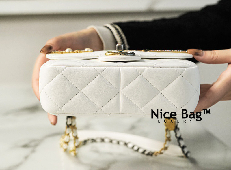 Túi Chanel Mini Flap Bag 2021 White like authentic sử dụng chất liệu da cừu non nguyên bản như chính hãng, sản xuất hoàn toàn bằng thủ công, may tay, cam kết chuẩn 99% so với chính hãng, full box và phụ kiện