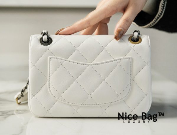 Túi Chanel Mini Flap Bag 2021 White like authentic sử dụng chất liệu da cừu non nguyên bản như chính hãng, sản xuất hoàn toàn bằng thủ công, may tay, cam kết chuẩn 99% so với chính hãng, full box và phụ kiện