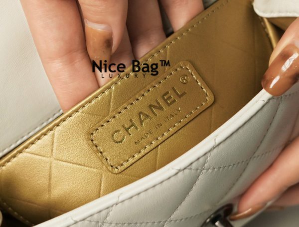 Túi Chanel Mini Flap Bag 2021 White like authentic sử dụng chất liệu da cừu non nguyên bản như chính hãng, sản xuất hoàn toàn bằng thủ công, may tay, cam kết chuẩn 99% so với chính hãng, full box và phụ kiện