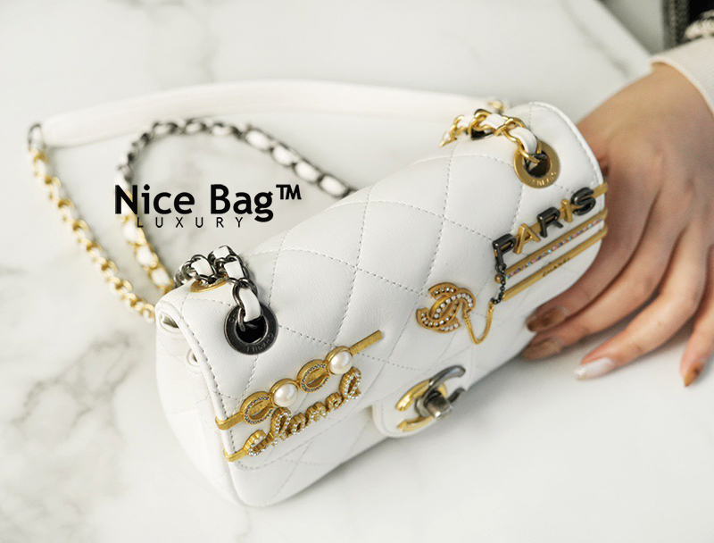 Túi Chanel Mini Flap Bag 2021 White like authentic sử dụng chất liệu da cừu non nguyên bản như chính hãng, sản xuất hoàn toàn bằng thủ công, may tay, cam kết chuẩn 99% so với chính hãng, full box và phụ kiện