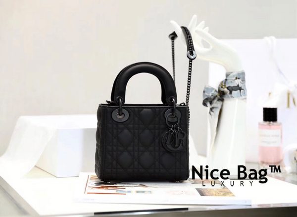 Túi Dior Lady Mini Bag Black Ultra Matte Cannage Calfskin like authentic sử dụng chất liệu da nguyên bản như chính hãng, sản xuất hoàn toàn bằng thủ công, cam kết chất lượng tốt nhất chuẩn 99% so với chính hãng, full box và phụ kiện