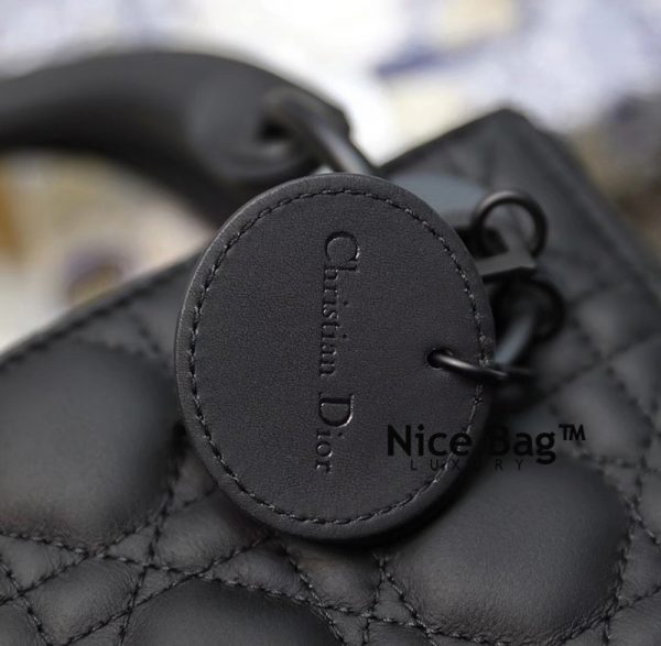 Túi Dior Lady Mini Bag Black Ultra Matte Cannage Calfskin like authentic sử dụng chất liệu da nguyên bản như chính hãng, sản xuất hoàn toàn bằng thủ công, cam kết chất lượng tốt nhất chuẩn 99% so với chính hãng, full box và phụ kiện