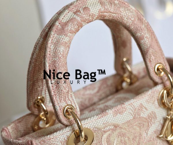 Túi Dior Medium Lady D-Lite Bag Rose Des Vents Toile De Jouy Embroidery like authentic sử dụng chất liệu chính hãng, thêu sắc nét chuẩn 99% so với chính hãng, cam kết chất lượng tốt nhất chuẩn 99% so với chính hãng, full box và phụ kiện