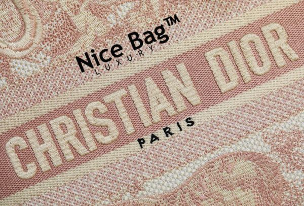 Túi Dior Medium Lady D-Lite Bag Rose Des Vents Toile De Jouy Embroidery like authentic sử dụng chất liệu chính hãng, thêu sắc nét chuẩn 99% so với chính hãng, cam kết chất lượng tốt nhất chuẩn 99% so với chính hãng, full box và phụ kiện