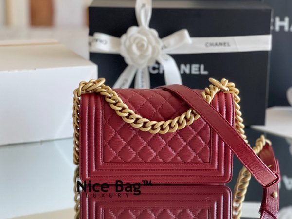 Túi Chanel Boy Flap Quilted Diamond New Mini Red like authentic sử dụng chất liệu da nguyên bản như chính hãng, sản xuất hoàn toàn thủ công bằng tay, chuẩn 99% so với chính hãng, full box và phụ kiện