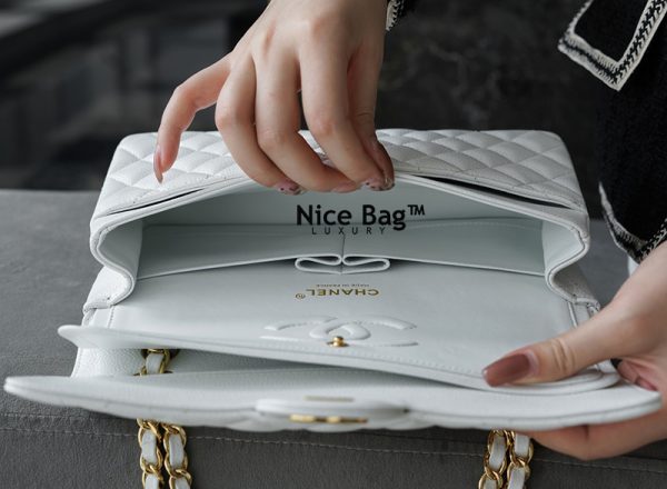Túi Chanel Classic White Caviar Medium Double Flap Bag Like authentic sử dụng chất liệu da dễ dập hạt nguyên bản như chính hãng, sản xuất hoàn toàn bằng tay thủ công, chuẩn 99% so với chính hãng, full box và phụ kiện