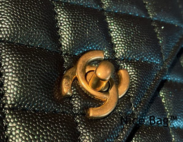 Túi Chanel Coco Bolsa Handle Caviar Preta Bag Black Gold like authentic sử dụng chất liệu chính hãng, sản xuất hoàn toàn bằng thủ công, cam kết chất lượng tốt nhất chuẩn 99% so với chính hãng, full box và phụ kiện