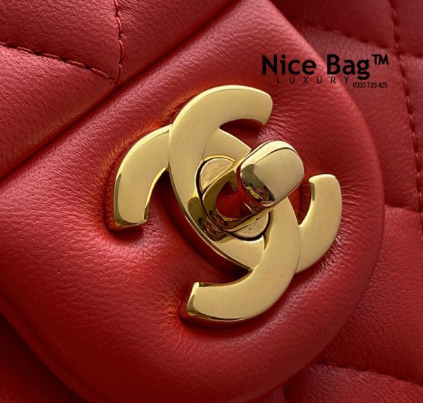 Túi Chanel Red Lambskin Leather Classic Medium Double Flap Bag like authentic sử dụng chất liệu chính hãng, sản xuất hoàn toàn bằng thủ công, cam kết chất lượng tốt nhất, chuẩn 99% so với chính hãng, full box và phụ kiện