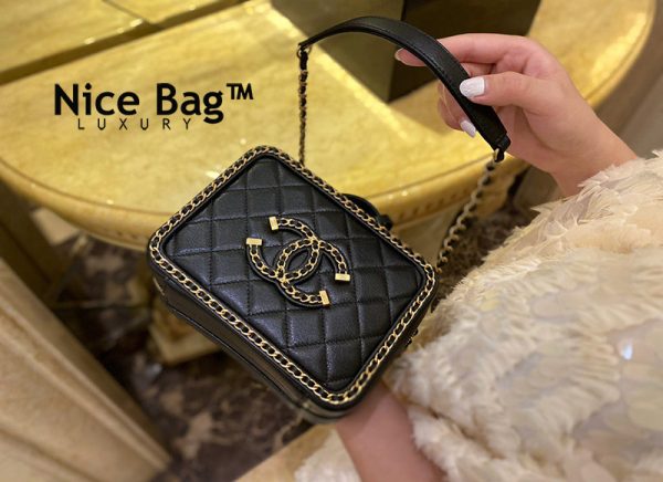 Túi Chanel Small Vanity Case Goatskin & Gold-Tone Metal Black like authentic sử dụng chất liệu chính hãng, sản xuất hoàn toàn bằng thủ công, cam kết chất lượng tốt nhất chuẩn 99% so với chính hãng