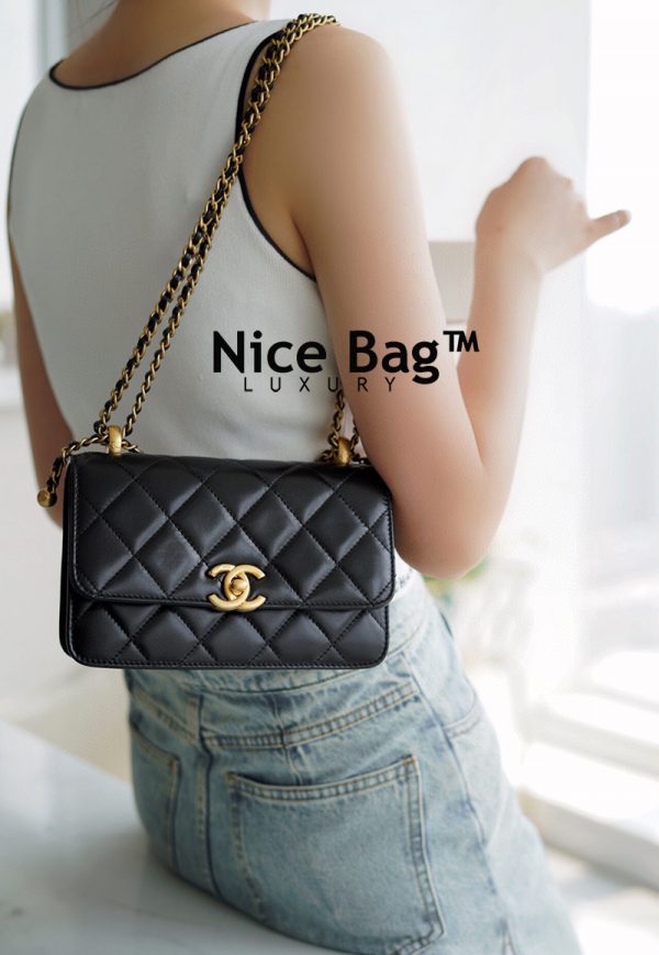 Túi Chanel small Flap Bag Calfskin & Gold-Tone Metal black like authentic sử dụng chất liệu chính hãng sản xuất hoàn toàn bằng thủ công, chuẩn 99% so với chính hãng, full box và phụ kiện