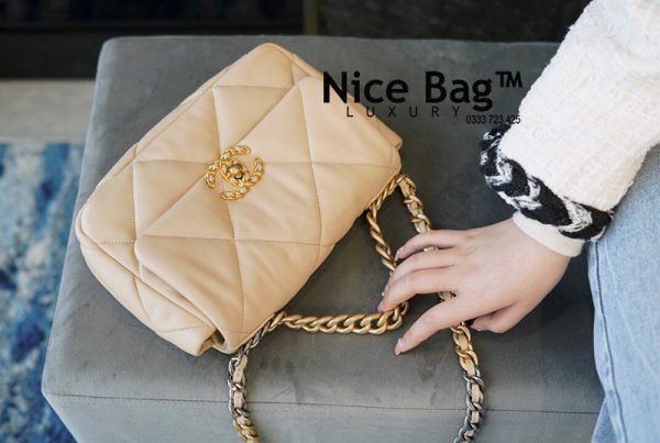 Túi Chanel 19 Bag Cream like authentic sử dụng chất liệu chính hãng, sản xuất hoàn toàn bằng thủ công, cam kết chất lượng tốt nhất, chuẩn 99% so với chính hãng, full box và phụ kiện