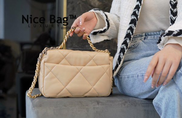 Túi Chanel 19 Bag Cream like authentic sử dụng chất liệu chính hãng, sản xuất hoàn toàn bằng thủ công, cam kết chất lượng tốt nhất, chuẩn 99% so với chính hãng, full box và phụ kiện