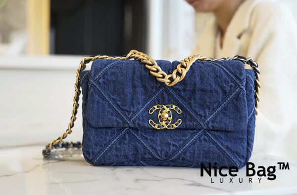Túi Chanel 19 Denim Flap Bag like authentic sử dụng chất liệu nguyên bản như chính hãng, sản xuất bằng thủ công, may tay 100%, chuẩn 99% so với chính hãng, full box và phụ kiện