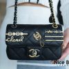 Túi Chanel Mini Flap Bag 2021 Black like authentic sử dụng chất liệu da nguyên bản như chính hãng, da cừu non, sản xuất hoàn toàn bằng thủ công, cam kết chất lượng tốt nhất chuẩn 99% so với chính hãng, full box và phụ kiện