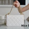 Túi Chanel Mini Flap Bag Calfskin & Gold-Tone Metal White like authentic sử dụng chất liệu da nguyên bản so với chính hãng, sản xuất hoàn toàn bằng thủ công, cam kết chất lượng tốt nhất, chuẩn 99% so với chính hãng, full box và phụ kiện