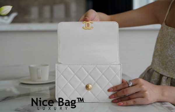 Túi Chanel Mini Flap Bag Calfskin & Gold-Tone Metal White like authentic sử dụng chất liệu da nguyên bản so với chính hãng, sản xuất hoàn toàn bằng thủ công, cam kết chất lượng tốt nhất, chuẩn 99% so với chính hãng, full box và phụ kiện