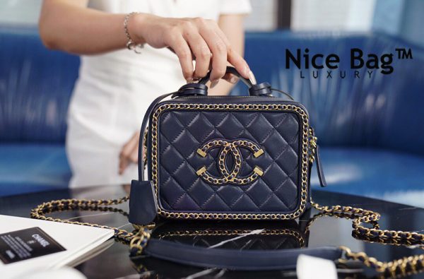 Túi Chanel Vanity Case Navy Blue like authentic sử dụng chất liệu chính hãng, sản xuất hoàn toàn bằng thủ công, chuẩn 99% so với chính hãng, full box và phụ kiện