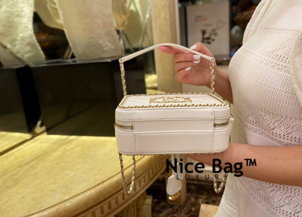 Túi Chanel Vanity Case White like authentic sử dụng chất liệu chính hãng, sản xuất hoàn toàn bằng thủ công, chuẩn 99% so với chính hãng, full box và phụ kiện