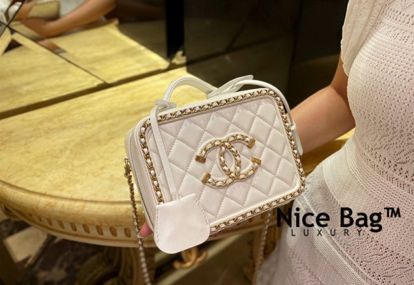 Túi Chanel Vanity Case White like authentic sử dụng chất liệu chính hãng, sản xuất hoàn toàn bằng thủ công, chuẩn 99% so với chính hãng, full box và phụ kiện