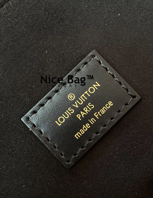 Túi Louis Vuitton Nice Nano Toiletry Pouch Monogram like authentic sử dụng chất liệu da nguyên bản như chính hãng, được sản xuất hoàn toàn bằng thủ công, cam kết chất lượng tốt nhất chuẩn 99% so với chính hãng, full box và phụ kiện