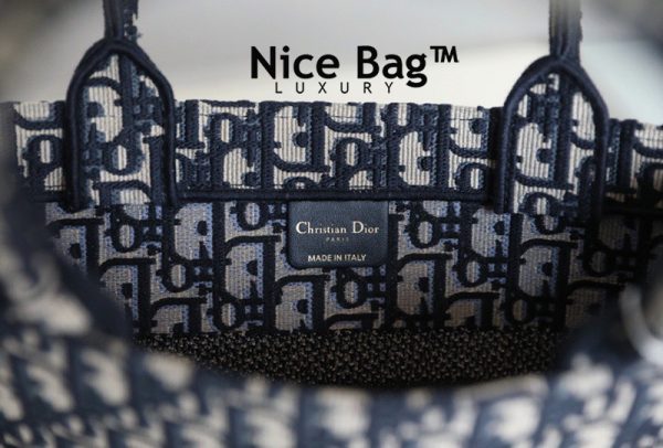 Túi Xách Dior Book Tote Small Blue Dior Oblique Embroidery like authentic sử dụng chất liệu nguyên bản như chính hãng, dệt chuẩn từng chi tiết nhỏ nhất, đạt 99% so với chính hãng, full box và phụ kiện