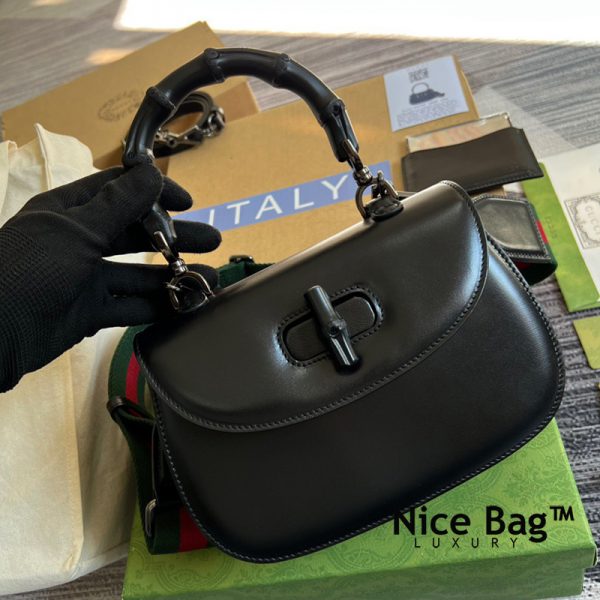 Túi Xách Gucci Small Top Handle Bag With Bamboo Black like authentic sử dụng chất liệu chính hãng, sản xuất hoàn toàn bằng thủ công, cam kết chất lượng tốt nhất chuẩn 99% so với chính hãng