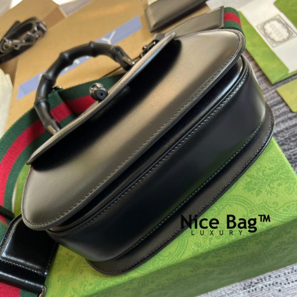 Túi Xách Gucci Small Top Handle Bag With Bamboo Black like authentic sử dụng chất liệu chính hãng, sản xuất hoàn toàn bằng thủ công, cam kết chất lượng tốt nhất chuẩn 99% so với chính hãng