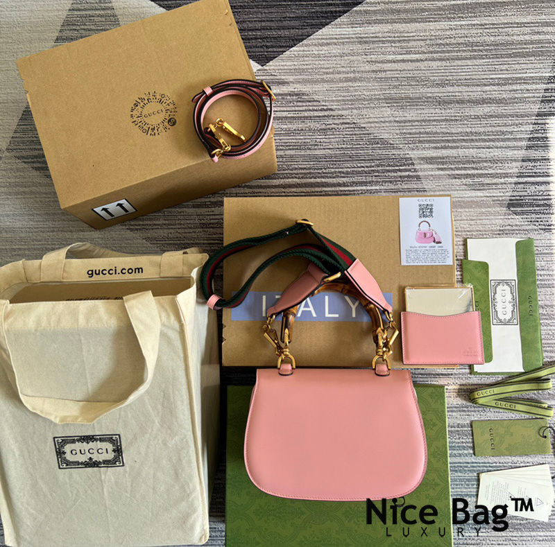 Túi Xách Gucci Small Top Handle Bag With Bamboo Pink like authentic sử dụng chất liệu da nguyên bản như chính hãng, chuẩn 99% full box và phụ kiện