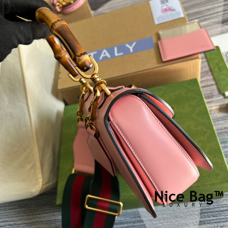 Túi Xách Gucci Small Top Handle Bag With Bamboo Pink like authentic sử dụng chất liệu da nguyên bản như chính hãng, chuẩn 99% full box và phụ kiện