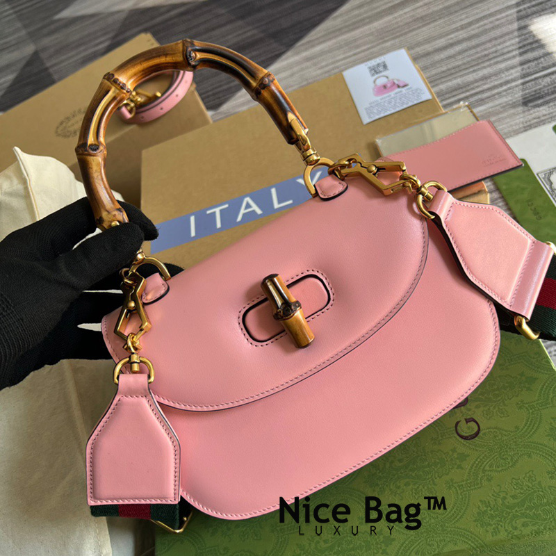 Túi Xách Gucci Small Top Handle Bag With Bamboo Pink like authentic sử dụng chất liệu da nguyên bản như chính hãng, chuẩn 99% full box và phụ kiện