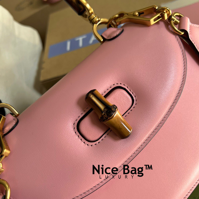 Túi Xách Gucci Small Top Handle Bag With Bamboo Pink like authentic sử dụng chất liệu da nguyên bản như chính hãng, chuẩn 99% full box và phụ kiện