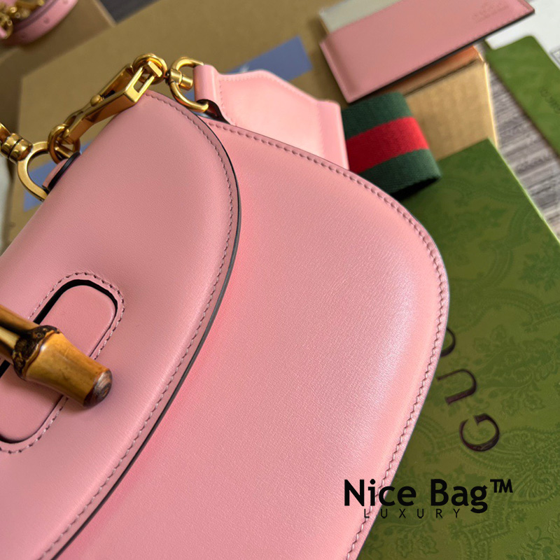 Túi Xách Gucci Small Top Handle Bag With Bamboo Pink like authentic sử dụng chất liệu da nguyên bản như chính hãng, chuẩn 99% full box và phụ kiện