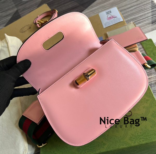 Túi Xách Gucci Small Top Handle Bag With Bamboo Pink like authentic sử dụng chất liệu da nguyên bản như chính hãng, chuẩn 99% full box và phụ kiện