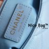 Chanel 21K Mini Bag Blue Grained Calfskin Gold Hardwar like authentic sử dụng chất liệu da bò nhập ý dập hạt chống trầy xước, làm hoàn toàn bằng thủ công, cam kết chất lượng tốt nhất hiện nay, chuẩn 99% so với chính hãng, full box và phụ kiện