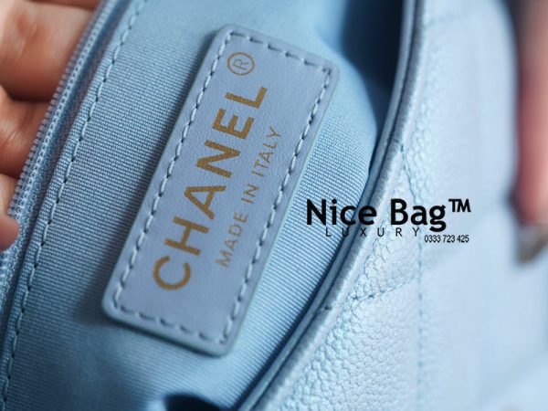Chanel 21K Mini Bag Blue Grained Calfskin Gold Hardwar like authentic sử dụng chất liệu da bò nhập ý dập hạt chống trầy xước, làm hoàn toàn bằng thủ công, cam kết chất lượng tốt nhất hiện nay, chuẩn 99% so với chính hãng, full box và phụ kiện