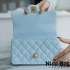 Chanel Mini Flap Bag With Top Handle Blue like authentic sử dụng chất liệu da cừu nguyên bản như chính hãng, sản xuất hoàn toàn bằng thủ công, cam kết chất lượng tốt nhất chuẩn 99% so với chính hãng, full box và phụ kiện