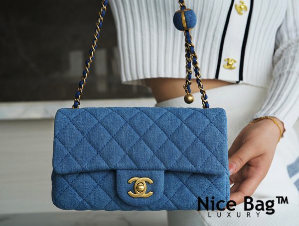 Chanel Pearl Crush Mini Rectangular Flap Bag Denim Antique Gold Hardware like authentic, sử dụng chất liệu denim màu xanh nguyên bản như chính hãng, sản xuất hoàn toàn bằng thủ công, cam kết chất lượng tốt nhất chuẩn 99% so với chính hãng