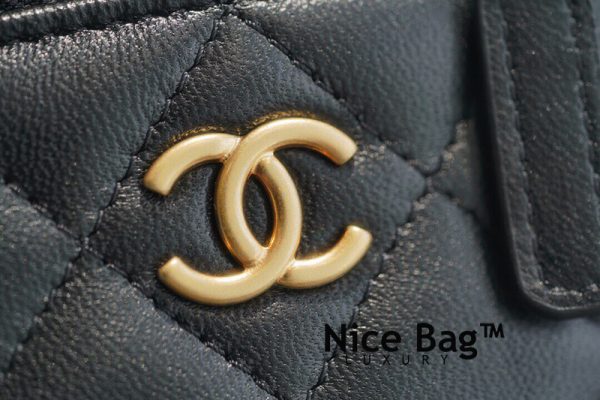 Chanel Vanity With Chain 2021 Mini Black like authentic sử dụng chất liệu da dê nguyên bản như chính hãng, sản xuất hoàn toàn bằng thủ công, cam kết chất lượng tốt nhất chuẩn 99% so với chính hãng