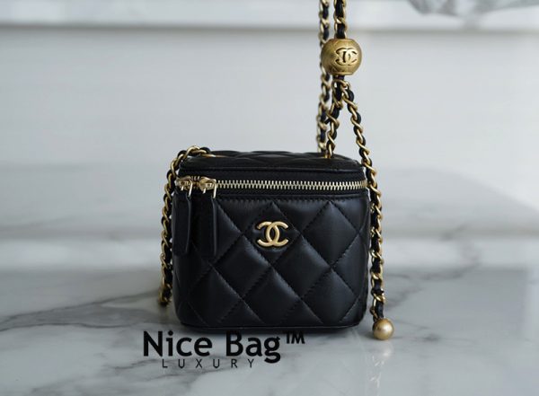 Chanel Vanity With Chain Mini Black like authentic sử dụng chất liệu da dê nguyên bản như chính hãng, sản xuất bằng thủ công, cam kết chất lượng tốt nhất chuẩn 99% so với chính hãng, full box và phụ kiện