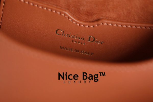 Dior Bobby Small Bag Brown like authentic sử dụng chất liệu da bê nguyên bản như chính hãng, sản xuất hoàn toàn bằng thủ công, chuẩn 99% so với chính hãng, full box và phụ kiện
