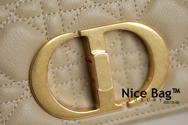 Dior Caro Small Bag Beige like authentic sử dụng chất liệu da bê, may bằng thủ công, cam kết chất lượng tốt nhất chuẩn 99% so với chính hãng, full box và phụ kiện