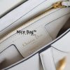 Dior Saddle Bbag White And Gold like authentic sử dụng chất liệu da bò dập vân cứng, may bằng thủ công, cam kết chất lượng tốt nhất, chuẩn 99% so với chính hãng, full box và phụ kiện
