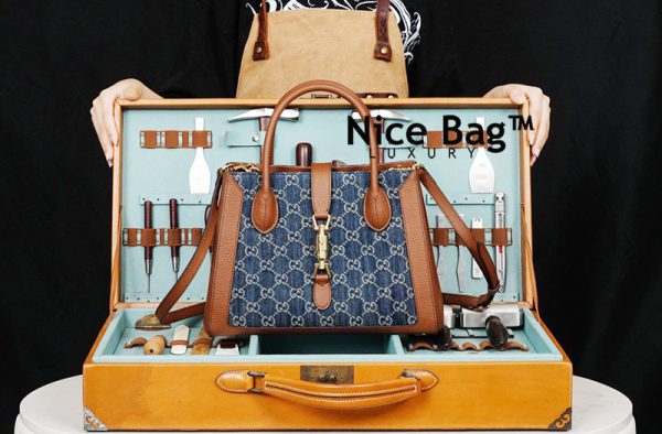 Gucci Jackie 1961 Medium Tote Bag Blue And Ivory Eco like authentic sử dụng chất liệu da bê, nguyên bản so với chính hãng, sản xuất hoàn toàn bằng thủ công, cam kết chất lượng tốt nhất chuẩn 99% so với chính hãng, full box và phụ kiện