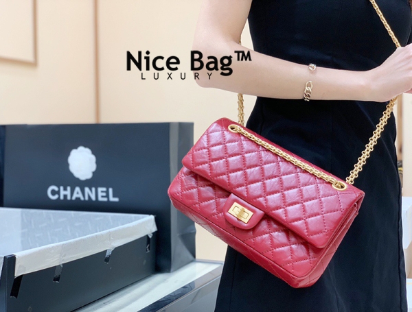 Chanel 2.55 Bag Red like authentic sử dụng chất liệu da bê nhập ý nguyên bản như chính hãng, sản xuất hoàn toàn bằng thủ công, cam kết chất lượng tốt nhất chuẩn 99% so với chính hãng, full box và phụ kiện