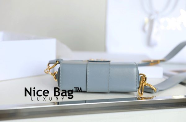 Dior 30 Montaigne Mini Bag Blue like authentic sử dụng chất liệu da bê nguyên bản như chính hãng, sản xuất hoàn toàn bằng thủ công, cam kết chất lượng tốt nhất, chuẩn 99% full box và phụ kiện